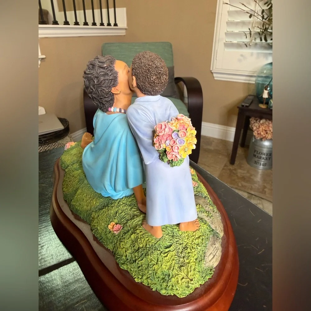 Planting a Kiss Figurine‎ - Thomas Blackshear Collectible